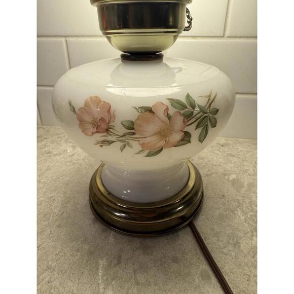 Vintage Milk glass electric hurricane lamp with brass base and floral motifs. - Picture 8 of 15